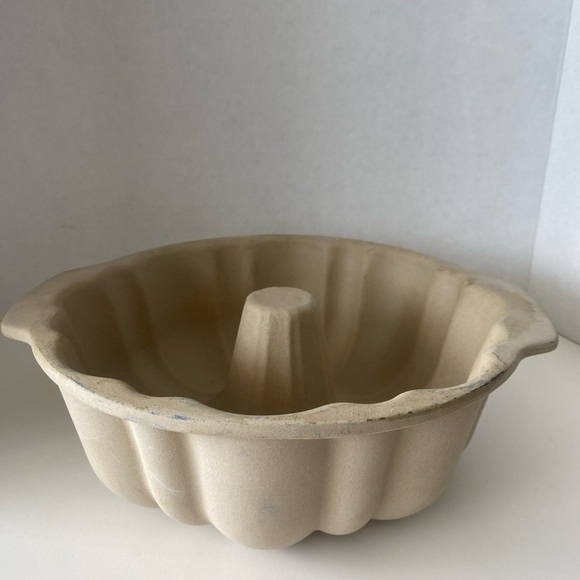 The pampered Chef stoneware 10 inch fluted Bundt cake pan 1440 - Picture 2 of 7